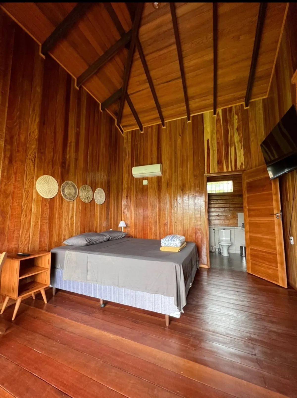 Quarto amplo com cama