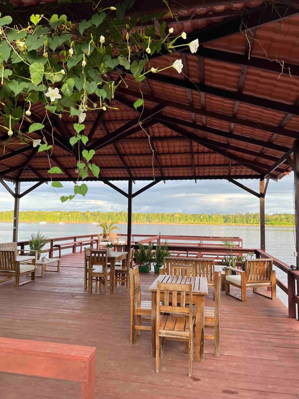 Restaurante com vista para o rio