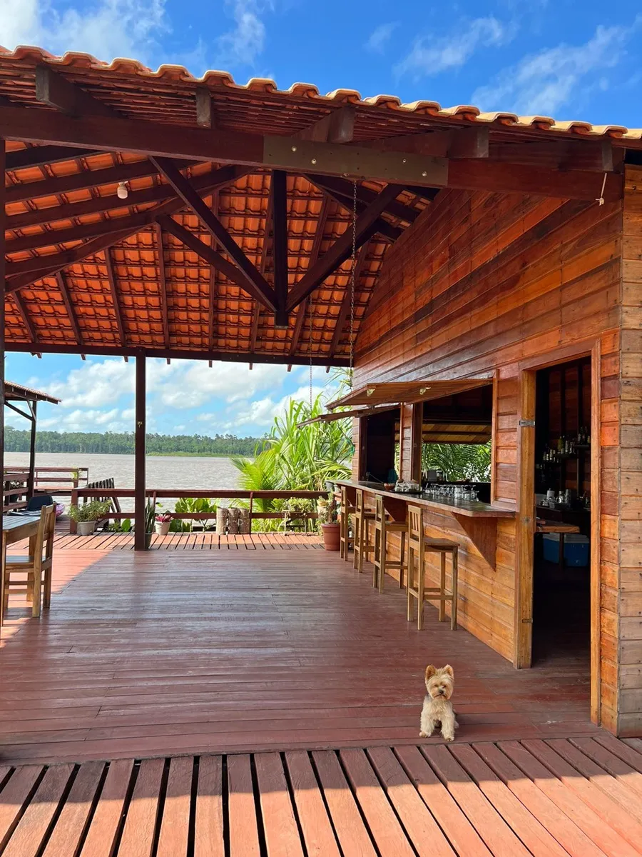Bar com vista para o rio